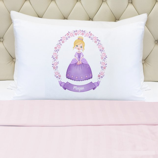 Housse D'oreillers Monogramme Nom Girl Princess Pillowcase (A cute girls purple princess pillowcase. Personalize it with your girls name. So cute for her bed.)