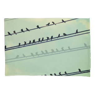 Housse D'oreillers Oiseaux sur des fils, ciel bleu vintage.