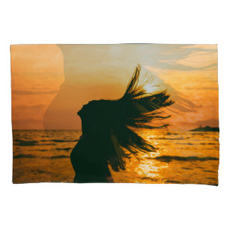 Housse D'oreillers Silhouette de fille, coucher du soleil sur la mer,