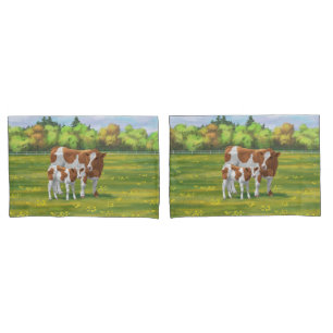 Housse D'oreillers Vache de Guernesey et veau mignon dans les pâturag
