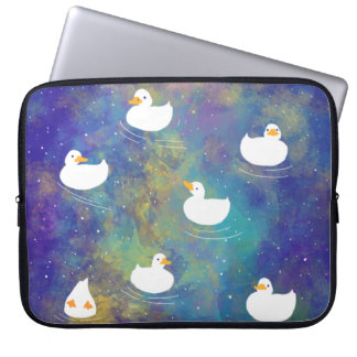 HOUSSE POUR ORDINATEUR PORTABLE 宇宙を泳ぐアヒル
