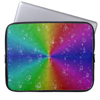 arc-en-ciel avec gouttes d'eau sur l'optique de la