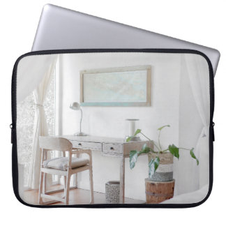 HOUSSE POUR ORDINATEUR PORTABLE BUREAU VIDE PRÈS DU RIDEAU