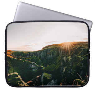 HOUSSE POUR ORDINATEUR PORTABLE CHAMP ET MONTAGNE VERTS EN PLEIN JOUR