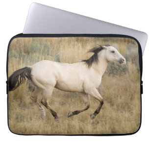 Housse Pour Ordinateur Portable Cheval courant à travers les herbes de la prairie