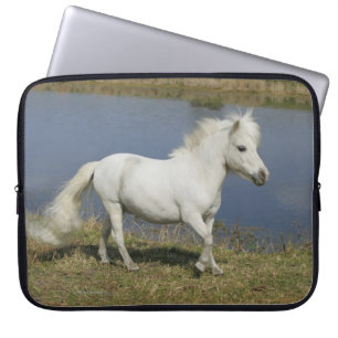 Housse Pour Ordinateur Portable Cheval miniature fonctionnant près de l'eau