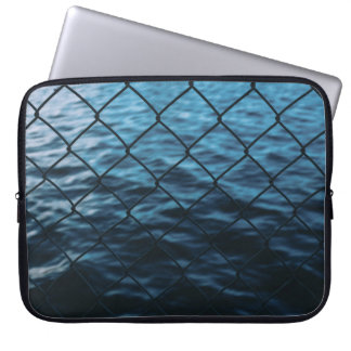 Housse Pour Ordinateur Portable Corps d'eau devant la clôture de la chaîne