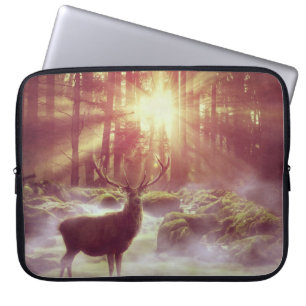Housse Pour Ordinateur Portable Deer in Misty Woods at Sunset Nature