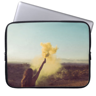Housse Pour Ordinateur Portable Femme debout dans le désert tenant la flamme