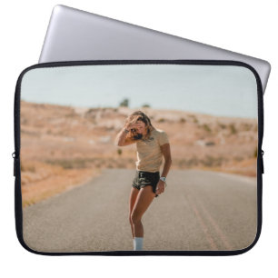 Housse Pour Ordinateur Portable Femme en chemise blanche courant sur la route le m