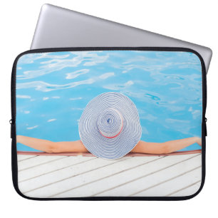 Housse Pour Ordinateur Portable Femme penchée sur la surface de béton blanc à côté
