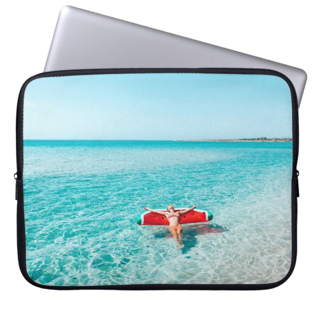 Housse Pour Ordinateur Portable Femme sur lilo dans l'eau de mer. Fille se relaxer (Devant)