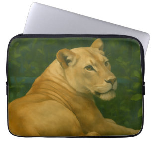 Housse Pour Ordinateur Portable Forest Sentinel - Lioness de repos dans la lumière