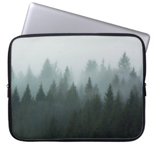 Housse Pour Ordinateur Portable Forêt dans la brume matinale dans la montagne. Épi