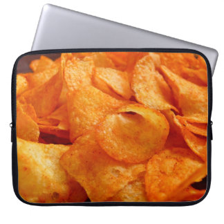 Housse Pour Ordinateur Portable Gros plan de chips juteux, croustillants sur plaqu