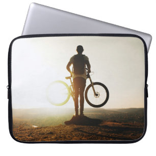 Housse Pour Ordinateur Portable Homme portant un vélo