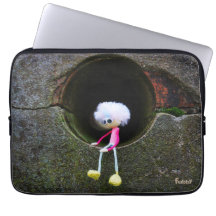 La poupée de Fubby dans un mur.