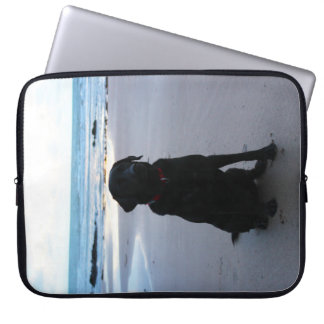 Housse Pour Ordinateur Portable Labrador noir sur une plage