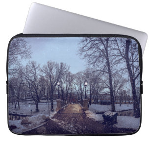 Housse Pour Ordinateur Portable Le parc de la ville enneigé en hiver le soir
