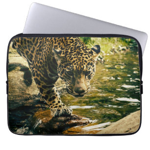 Housse Pour Ordinateur Portable Leopard Crossing a Stream Photographie