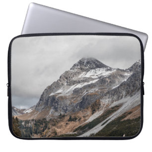 HOUSSE POUR ORDINATEUR PORTABLE MONTAGNES GRIS AVEC NEIGE CAPÉE ENTOURÉE DE TR