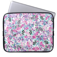 Motif incomparable de fleurs et de baies violettes