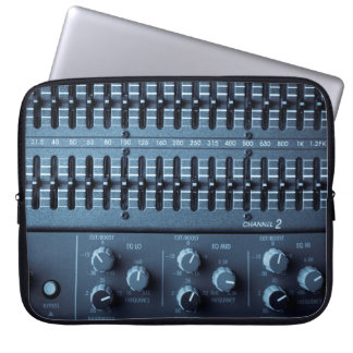 Housse Pour Ordinateur Portable Nombreux boutons sur un mixeur de sons dans un stu