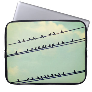 Housse Pour Ordinateur Portable Oiseaux sur des fils, ciel bleu vintage.