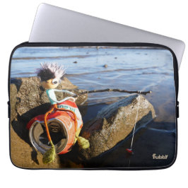 Housse Pour Ordinateur Portable Pêcheur Fubby sur une canette en bord d'eau.