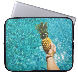 Housse Pour Ordinateur Portable Personne tenant l'ananas jaune