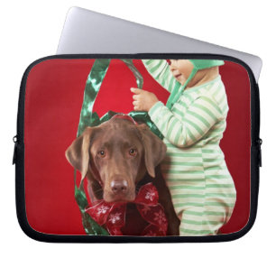 Housse Pour Ordinateur Portable Petit garçon décorant un chien