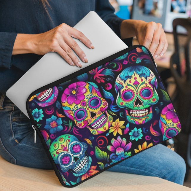 Housse Pour Ordinateur Portable Portefeuille photo (Sugar skulls in pink blue yellow and green on a cute lap top sleeve and cover. )