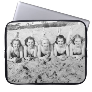 Housse Pour Ordinateur Portable Portrait de cinq jeunes femmes allongées sur la pl