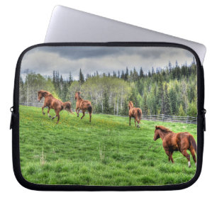 Housse Pour Ordinateur Portable Quatre chevaux qui courent sur de l'herbe fraîche