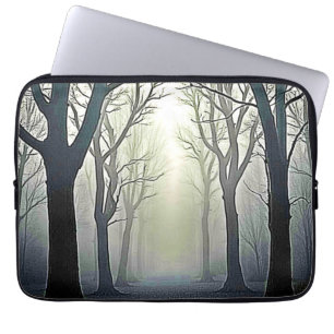 Housse Pour Ordinateur Portable Sentier forestier brumeux : Beauté inquiétante