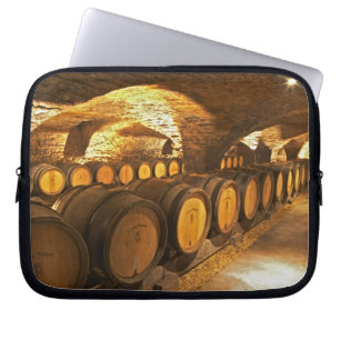 Housse Pour Ordinateur Portable Tonneaux de chêne dans la cave au Domaine Comte