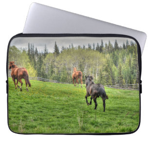 Housse Pour Ordinateur Portable Trois chevaux qui courent sur de l'herbe fraîche d