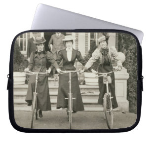 Housse Pour Ordinateur Portable Trois femmes sur des bicyclettes, les années 1900