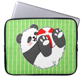 Housse Pour Ordinateur Portable Un bébé panda mignon jouant avec un ballon