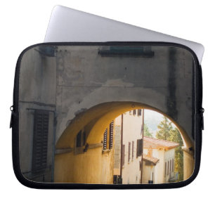 Housse Pour Ordinateur Portable Une personne marchant sous une arche, descendant u