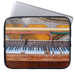 Housse Pour Ordinateur Portable Vieux piano vintage avec couvercle éteint. Une déc