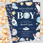 Houston, wir haben eine Junge Außenraumdusche Einladung<br><div class="desc">Adorable Baby Boy Dusche Einladung mit einem Astronauten,  Raketenschiffen,  Planeten & Sternen Set auf einem dunkelblauen Hintergrund. Dreh unseren niedlichen Jungs Einladung zu einem koordinierenden Shooting Star zurück. Besuchen Sie unseren Shop für unsere gesamte Linie inklusive der passenden Verlosung und Buchkarten.</div>