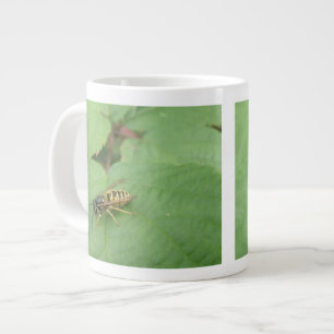 Hoverfly auf der Leaf-Tasse Jumbo-Tasse