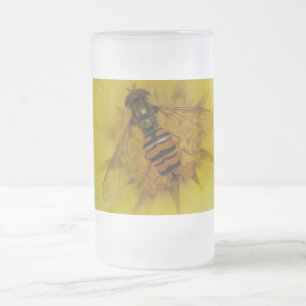 Hoverfly auf einer Mattierten Marigold-Tasse Mattglas Bierglas