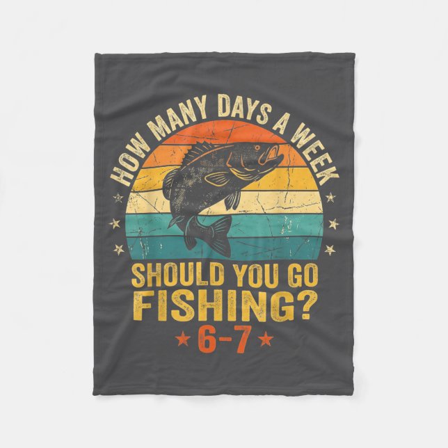 How Many Days A Week Should You Go Fishing 6 7 Fis Fleecedecke (Vorderseite)