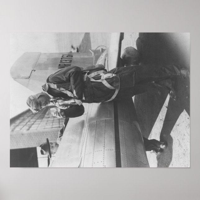 Howard Hughes Pilot Boarding Flugzeug in vollem Um Poster (Vorne)
