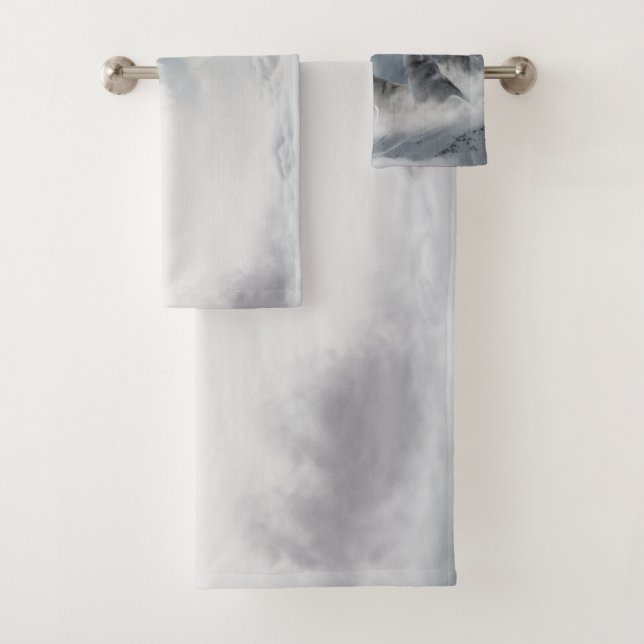 Howling Wolves Mountain Fog Scene Print Badhandtuch Set (Insitu)