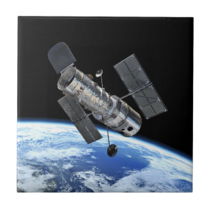 Hubble-Weltraumteleskop in der Erdumlaufbahn NASA- Fliese