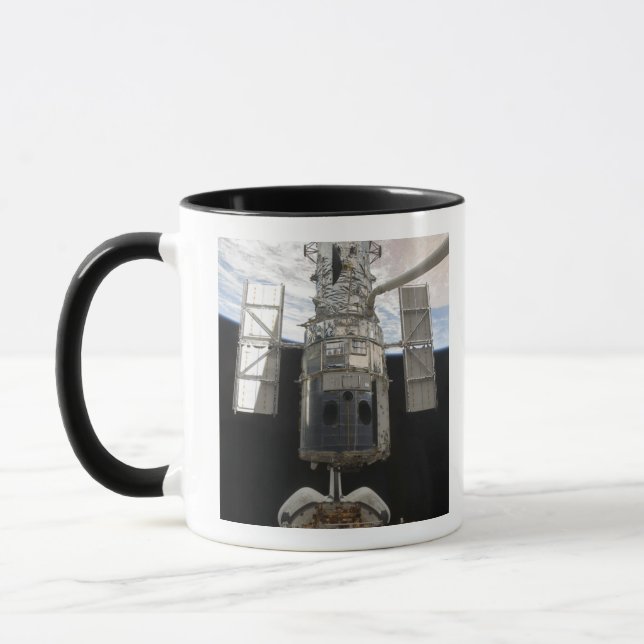 Hubble-Weltraumteleskop in der Frachtbucht von Atl Tasse (Links)