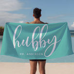 Hubby Aquamarine und weiße frisch gezogene Groom Strandtuch<br><div class="desc">Dieses aquamarine und weiße "Hubby"-Badetuch eignet sich hervorragend für Flitterwochen, Strandausflüge oder die Erholung am Pool. Dieses Handtuch, das für Groß und Jungvermählte hergestellt wurde, kann mit einem Nachnamen personalisiert werden und ist somit ein einzigartiges Geschenk oder persönliches Accessoire. Ob am Strand oder am Pool, es ist eine lustige Art,...</div>